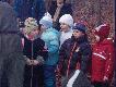 Niekt�re dzieci s�ucha�y opowie�ci my�liwego z otwart� buzi�