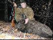 Dzik by� ma�o co widoczny , poniewa� okopa� si� w wielkiej dziurze. Pr�bowa�em strzeli� go na �eb, ale by� w ci�g�ym ruchu. Zagwizda�em ,dzik stan�� jak wryty , ods�oni� komor� i zosta�