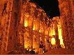 Baalbeck noc�
Jest to przepi�kne miejsce w dolinie Becka oczywi�cie w Libanie pomiedzy dwoma pasmami g�r libanu i antylibanu. W nocy przy oswietleniu sztucznym nabera wprost bajkowych koloryt�w, w�wczas odzywaj� si� w tych barwach duchy dawnej swietno�ci tego miejsca.
Dzis to miejsce przyciaga wielu turyst�w z r�znych stron �wiata w tym miejscu odbywaj� sie sierpniowe spotkania ze sztuk�. w tym czasie gdy by�y robione te zdjecia wystepowa�a Vanessa Mey.