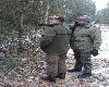 Kolega pokazuje co breneka zrobi�a z drzewem.Strzela� do dzika.
