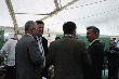 Przewodnicz�cy dr Bloch podczas przerwy w rozmowie m.in. z pos�em Stanis�awem Wzi�tkiem