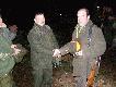 Kol Darek  (po lewej)wr�cza kr�lowi medal za byka .