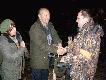 Najstarszy Nemrod  Ko�a Kol. p.Bogdan wr�cza medal v- kr�lowi