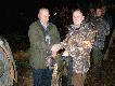 Najstarszy Nemrod  Ko�a Kol. p.Bogdan wr�cza medal v- kr�lowi