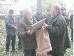 Prezes ko�a wr�cza pami�tkowy obraz ufundowany przez ko�o dla cz�owieka kt�ry za�o�y� te ko�o 45 rocznica za�o�enia.