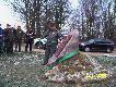 Kol Zenon ods�ania pomnik po�wi�cony "LUDZIOM LASU" na terenie przyleg�y do domku K� Daniel