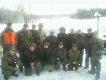 Dalej u�miechni�te g�by  stoj� od lewej Tomek Perzyna, Marek, Andrzej, Wojtek (Gawron), Janek, Mariusz (Mariusz S), Maciek, Przemek, W�adek, Jacek - kl�cz� od lewej Kamil, ja (Esiek), Andrzej, Kuba (syn prowadz�cego Andrzeja) i Stanis�aw (tata p�niejszego kr�la Przemka)