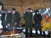 Kolega Grzegorz - �owczy Ko�a zaj�� si� r�wnie� przygotowaniem posi�ku - palce liza�