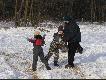 Nasze wnuki bardzo ch�tnie pomagaj� w zimowym dokarmianiu.