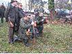 M�odzi koledzy sk�adaj� �lubowanie �w Hubertowi.