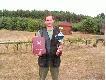 PUCHAR W�JTA  OSIA - 2005
W bardzo przyjaznej atmosferze 17 lipca b.r. odby�y si� IV- zawody o Puchar W�jta Gminy Osie mgr.in�. Micha�a Grabskiego. Organizacja zawod�w na najwy�szym poziomie, jak zawsze, to zas�uga gospodarza strzelnicy i s�dziego g��wnego Marka Droszcza.Do fina�u w klasie mistrzowskiej wysz�o a� czterech zawodnik�w: Montowski Zbyszko, Ropi�ski Pawe�, Skawi�ski Andrzej i Kokoci�ski Mirek. Ka�dy mia� za sob�  po 295 na 300  w �rucie i trzeba by�o tylko bezb��dnie strzeli� skida! Uda�o si� '' wyczy�ci� '' kr�g  i tym samym wygra� zawody kol. Kokoci�skiemu Miros�awowi! Drugi by� Zbyszko,trzeci Andrzej, a czwarty Pawe�.
Nagrody by�y na pewno lepsze ni� na niekt�rych zawodach Krajowych.Podzi�kowanie od zawodnik�w  W�jtowie Gminy Osie Micha�u Grabskiemu!
Ale dla Mirka Kokoci�skiego najwa�niejsza by�a Wygrana - Wiktoria ! Jednak mo�na wygra� u s�awniejszych i znanych zawodnik�w! Tak trzyma� Mirek!!! I dalszych Tobie sukces�w!!! Pozdrawiam, zwycz�sc� zawod�w w Osiu Mirka Kokoci�skiego,mojego przyjaciela, �owczego K.�. ‘‘Sok� ‘’ N 46 z Inowroc�awia. 
Rok temu Mirek wygra� zawody okr�gowe w Bydgoszczy w klasie powszechnej. By� te� zwyce�scem zawod�w powiatowych w Inowroc�awiu. Uwa�am, �e ma talent strzelecki i moje skromne podpowiedzi mu te� w jakim� stopniu pomog�y i zaowocowa�y. Na zawodach by�o ponad 15-os�b z czo��wki Krajowej. Wytrzyma� psychicznie do ko�ca, precyzyjnie i w tempie strzela� do ka�dej rzutki, wygra� bara� z bardzo do�wiadczonymi i silnymi przeciwnikami. Gratuluje  i �ycz� jeszcze nie raz takiego fina�u w zawodach!!!
