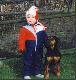 to zdj�cie to dow�d na to �e pies my�liwski mo�e s�u�y� nie tylko do polowania , tutaj w roli "opiekuna ", ta suka wykazywa�a silny instynkt obronny , super str� i towarzysz , suka by�a �wietnym psem , wierna i dzielna 