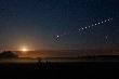 Zdj�cie nocne. Troch� ksi�yca, troch� �wiate� samolotu. Przyprawione szumami z matrycy. Oczywi�cie z �owiska.