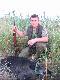 Godzina 21.02 w wysokich trawach za naszymi plecami pojawia si� dzik. Nie ukrywam, �e to ja pierwszy go wypatrzy�em. Po pierwszym rzucie go�ym okiem m�wi� do Arka b�dziesz strzela�... lornetki w r�k� i moment zw�tpienia bo pojedynek ma jeszcze mn�stwo sukni zimowej co by�oby cech� przemawiaj�c� za loch�... przepuszczamy go przez wykoszon� drog� i widzimy p�dzel. Strza� z 30 m do stoj�cego na miedzy przelatka pozwoli� mi na podanie Arkowi z�omu. Jeszcze raz gratuluj� i dzi�kuj� za �owieck� rehabilitacj�... 21.15 ko�czymy sesj� zdj�ciow�... darzb�r!