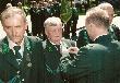 starszy mego rodu przyjmuje medal br�zowy na pier�...