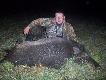 Wczoraj ruszy�em na �owy na nowo wybudowan� ambon� przy kukurydzy. Siadam o 22.30 i czekam, po kilkunastu minutach zasypiam..zzzzzz.....po pewnym czasie budz� si� i obserwuje przedpole i s�ucham czy czasem ju� nie s� dziki w kukurydzy, spok�j . Po kilku minutach na ��k� wyje�d�a ten oto odyniec i biegnie do kukurydzy, chwyci�em na bro�, chyba mnie us�ysza�, zatrzyma� si� i patrzy sie w moj� stron�, oddaj� strza� na nieca�e 50 metr�w, kula Geco kalibru 7x65R powala ody�ca w ogniu, strza� na �eb. Wagi jeszcze nie znam, jutro wyci�gam or�, ale si� rozpisa�em, hehe, pozdrawiam serdecznie!  DARZ B�R! PS,   polowa�em 3 razy na tej �wie�ej ambonie i za ka�dym razem co� si� uda�o upolowa�, dzie� 1- przelatek, dzie� 2- mykita, dzie� 3- odyniec ;)