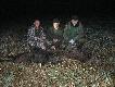 15 minut polowania i dwa dziki 45 i 49 kg...Ze mn� kandydaci na kandydat�w:-) m�j kuzyn Tomek i Kolega Krzysiek.Dzi�ki ch�opaki za pomoc!