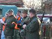 Prowadz�cy Tomek nie mo�e si� doczeka�, aby losowa� karty stanowiskowe