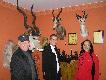 U Kolegi my�liwego, przy jego Afryka�skich trofeach...