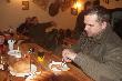 Po polowaniu jedli�my posi�ek na kwaterze K� Szarak. My�liwi w�asnym sumptem wyremontowali zrujnowany budynek. Kosztowa�o ich to wiele wysi�ku, czasu, pracy i pieni�dzy ale efekt jest imponuj�cy. 