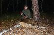 29-11-2010
Ten dzie� zapadnie mi w pami�ci do ko�ca �ycia. �w. Hubert podarowa� mi pierwszego dzika. Najpierw przesznurowa� mykita(15), a za godzink� wysz�a ca�a wataha. Po 30 minutach przygl�dania si� i mierzenia odda�em strza�. Dziki rozbieg�y si� we wszystkie kierunki. Z niecierpliwo�ci� odczeka�em 15 min i ruszy�em na miejsce zestrza�u. na zestrzale kilka kropel jasnej p�ucnej farby. Dzi�ki pomocy Koleg�w dzika odnale�li�my po oko�o 20 minutach. Le�a� 50 metr�w od miejsca strza�u.
Darz B�r