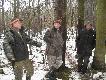 Koledzy analizuj� przebieg pierwszego miotu. 12.12.2010