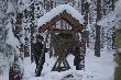 Tradycyjnie-op�atek dla zwierzyny.Na zdj�ciu prezes(Lech Norman) i skarbnik (Zbigniew Opara).