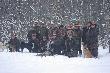 Uczestnicy wigilijnego'2010 po miotach w kniei,a przed ostatnim miotem w chacie my�liwskiej.
