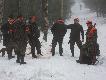 Koledzy dyskutuj� na temat strzelonego dzika - �akomczucha, przy kt�rego przy patroszeniu okaza�o si�, �e (jak by to uj��?) zatru� si�... foli�. �o��dek tego biedaka wype�niony by� skrawkami niebieskiego worka na �mieci, co utrudnia�o mu trawienie, powodowa�o fermentacj� i og�lnie wywo�a�o ostry nie�yt... 