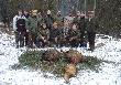 Zako�czenie polowania na dziki- pokot skromny ale cieszy. Za plecami my�liwych p�onie ognicho :) 