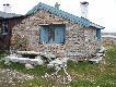 Foto 3/31:
Do�c skrajne nawet jak na Skandynawi� podej�cie do trofe�w: my�liwy ubi� niez�ego byka renifera, przyci�gn�� go do chaty skuterem �nie�nym, tusz� zabra�, ale �eb zostawi�, z link� stalow� mocno wer�ni�t� w poro�e.. Pierwotnie �eb le�a� jakie� 100 metr�w od zabudowa�, przynios�em aby pokazac r�wnie� typow� 'hytta/stuga' kamienn� z nowszym, drewnianym skrzyd�em. Ot, domek my�liwski dwa dni drogi od szosy..