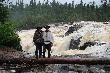 Nad wodospadem New Trading Post River - Gra�yna oraz Andre Bernier - wsp�czesny kanadyjski woja�er z Northern Spirit Adventure..