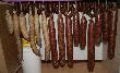 A oto moje pierwsze salami, szesc z lewej w naturalnym flaku  , dziewiec  pozostale  w sztucznym  a stylu widac tak zwana knaker kielbasa  cos jak u nas mysliwska  podsuszana  .
Tydzien  podsuszala sie w domu w tem. ok .20 st. C  , po tygodniu  do piwnicy na 4 tyg. dojrzewanie  