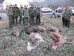 Pokot. Z prawej strony go�cie. Drugi od prawej Ksi�dz Kan. mgr Eugeniusz Lijewski - kapelan wielkopolskich my�liwych.
