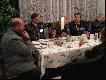 Sarnowice... PO POLOWANIU
Po pierwszym wyj�ciu na polowanie, po pokocie i udekorowaniu kr�la i vice kr�la polowania, po odegraniu sygna��w my�liwskich, uczestnicy spotkania udali si� na pierwsz� integracyjn� kolacj�. Zakwaterowani na komnatach zamkowych postanowili sp�dzi� dalsz� cz�� nocy na zabawie w Sali Rycerskiej. Ta�com nie by�o ko�ca, a o �wicie...  �oszak  gra� pobudk� na dziedzi�cu zamkowym.