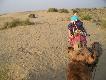 Zdj�cie 77:
Na t� chat� natkn�li�my si� niespodziewanie. Szcz�liwie - pusta, bo tutejszy savoir-vivre wymaga d�ugich nogawek i r�kaw�w, i wskazany jest turban, a nie zd��yli�my si� przebrac..