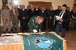 Kolega Piotr. K przy wbijaniu symbolicznego gwozdzia 