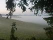 I pomy�le�, �e pod t� mg�� t�tni wiejskie �ycie. Widok z wysiadki