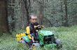 Doczeka�em si�. Tak wygl�da pomoc mojego syna Huberta w dokarmianiu dzik�w.