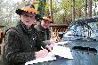 Kol. Leszek i Adam sporz�dzaj� list� my�liwych i naganiaczy.