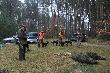 Zako�czenie polowania. Tego rodzaju polowanie by�o pewnym nowum w naszym Kole. Zrezygnowali�my z tradycyjnej naganki. Jedynie Darek i Rafa� z pieskami poszli w miot. Efekt przer�s� nasze oczekiwania. Gdyby jeszcze tylko co niekt�rzy koledzy celniej strzelali to zwierza by�o by zdecydowanie wi�cej. Dodam, �e obw�d 108 to teren s�aby w zwierzyn�. Przez 10 lat mojej polowaczki pami�tam tylko 3 zbior�wki kiedy strzelili�my tu dziki. 
