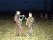 Prowadz�cy wr�cza te�ciowi medal kr�la polowania