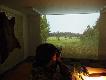 Zdj�cie 52. Ma�y, pokojowo-gara�owy symulator strzelania. W ko�cu NIED�WIED�!! Sk�ra na �cianie to nied�wied� - piastun, odpowiednik przelatka. W Karpatach zwany mrowicniokiem, bo grubszego zwierza nie upoluje.. W�a�ciciel tego symulatora posiada - wraz z rodzin� - spor� dolin�, i co 3 lata strzelaj� nied�wiedzia. Ale nie wielkiego, z szans� na medale, bo mi�so twarde i mniej smaczne, bij� tylko piastuny.