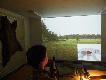 Zdj�cie 55. Ma�y, pokojowo-gara�owy symulator strzelania. W ko�cu NIED�WIED�!! Sk�ra na �cianie to nied�wied� - piastun, odpowiednik przelatka. W Karpatach zwany mrowicniokiem, bo grubszego zwierza nie upoluje.. W�a�ciciel tego symulatora posiada - wraz z rodzin� - spor� dolin�, i co 3 lata strzelaj� nied�wiedzia. Ale nie wielkiego, z szans� na medale, bo mi�so twarde i mniej smaczne, bij� tylko piastuny. Nied�wied� le�y, obok analiza.
