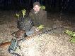 W czwarty dzie� pobytu podj��em decyzj� o strzeleniu grugiego g�uchara... Nast�pnego ranka podskoczy�em tokuj�cego g�uszca, oddaj�c strza� na oko�o 30 metr�w...4,5 kg pi�kny ptak sp�yn�� po ga��ziach na ziemi�... 