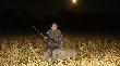 16-08-2013 Pierwszy wyjazd od trzech tygodni. O 22:30 na �ciernisko wyjecha�a wataha dzik�w. Buchtowa�y pomi�dzy 60-cioma jeleniami. Po 15 minutach jelenie si� oddali�y, a wiatr zmieni� kierunek, co umo�liwi�o p� kilometrowy podch�d. watahe podesz�em na 50 metr�w. Dwie lochy, 10 warchlak�w i przelatek. Przelatek za daleko, warchlaki trzyma�y si� kup�. Z zamy�lenia obudzi�y mnie kwiky dzik�w za plecami. Na 150 metr�w na �ciernisko wyjecha�o 5 przelatk�w. Kolejny podch�d i w odleg�o�ci 45 metr�w dzik pada w ogniu. (6)  