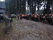 Hubertus K Ostoja Wrocaw
W zwizku z tym, i 02.11. to by dzie zaduszny, to polowanie Hubertowskie K Ostoja z Wrocawia odbyo si w dniach 09-10.11.2013. Miao ono miejsce w obwodzie 380 – Midzylesie. W sobot frekwencja dopisaa. Polowalimy na 29 myliwych. Pogoda bya dobra – od rana pada deszcz. Ale raczej nikomu to nie przeszkadzao. W tym polowaniu uczestniczya rwnie moja rodzinka – ona i crka – jako osoby towarzyszce. Na pocztku sygnalici piknie rozpoczli uroczyste polowanie. Kolega prowadzcy udzieli oglnych informacji, natomiast owczy przypomnia zasady bezpieczestwa. Na pierwsze pdzenie udalimy si na pas graniczny. W trakcie rozprowadzania linii usyszelimy strza. Jak si potem okazao koleanka Kasia, ktra ju zaja miejsce, pozyskaa maego dzika. Moj lini rozprowadza owczy. Po wskazaniu mojego miejsca pomylaem sobie, e mogem wzi krzeseko, bo zapowiadao si dugie pdzenie. Po godzinie ogldania okolicy i wsuchiwaniu si w odgosy naganki co migno mi midzy gstymi zarolami. Czekajc tak i mylc, co gdzie wyjdzie, nagle z zagbienia terenu wyoni si medalion dzika. Po chwili pokazaa si caa sylwetka. Szybki skad i strza na komor. Zaraz po oddaniu strzau z zagbienia wyszy pozostae cztery dziki. Niestety nie byo moliwoci oddania strzau. Cztery dziki uszy a mj zosta po przebiegniciu dziesiciu metrw. Po duszym czasie usyszaem woanie naganki – dwa dziki do tyu. Czekaem i czekaem, a nagle na przeciwn cian wwozu wybiegy dwa dziki. Pierwsza myl – nie strzelaj. I tak te zrobiem. Moi koledzy na nastpnych stanowiskach pozyskali po jednym dziku. Nastpnie wzilimy „Naloty”, ale tam nic nie byo. Mj te da pewien pomys prezesowi. Ot mamy trzech myliwych z takimi samymi dzikami i jedn Dian z jednym maym dzikiem. Dlaczego by nie zrobi z niej krla polowania? I tak te zarzd zrobi. Zdziwienie Kasi byo due, gdy dowiedziaa si, e zostaa krlem polowania. A ja, Jacek i Micha zostalimy vice krlami. Krlem pudlarzy zosta kolega Marcin. Po zbirce udalimy si do Gocica w Niemojowie na uroczyst kolacj. Zabawa bya super. Kademu krlowi odpiewano „Sto lat”. Na drugi dzie pogoda bya bardzo dobra. Zbirka bya na Polanie Mierzejewskiego. Tam pdzilimy modniki i wysoki las. Ale nic nie byo. Potem udalimy si na „tego Lisa”. No i tutaj si zaczo. Koledzy oddali kilkanacie strzaw, ale finalnie kolega Krzysiek (sygnalista) strzeli dwa dziki, kolega Piotr (sygnalista) strzeli jednego, kolega Maciek (sygnalista) strzeli jednego dzika i kolega Adam rwnie jednego. Byo rwnie kilka pude w tym do ani. Potem pdzilimy jeszcze pas i Trzy Dworki. Na pasie dwaj koledzy strzelili po lisie. Na pokocie leao pi dzikw, z czego cztery strzelili sygnalici, oraz lis. Kolega Krzysiek zosta krlem polowania z dubletem dzikw, a vice krlem zosta kolega Piotr z jednym dzikiem. Krlem pudlarzy zosta ponownie kolega Marcin. owy piknie zakoczyli sygnalici. Darz Br!