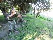 Zdj�cie 2.
Nie by�o wyboru: skoro syn chcia� polowa�, musia� 3x trafi� poppera wielko�ci komory impali z 75 jard�w. To nie jest zdj�cie pozowane, wida� wylatuj�cy z lufy dym po strzale. Kaliber 375 H&H magnum. Ale najs�absza elaboracja Norma Barnes TSX, ci�ki czeski sztucer ZKK 602, i trzewik Beartooth z niesamowitym poch�aniaczem energii odrzutu. Ch�opak ostrzelany, od dw�ch lat trenuje strzelectwo kul� i �rutem w katergorii sub-junior, ale ma 11 lat i wa�y 54 kg..