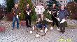 koledzy prezentuj� pozyskane trofea