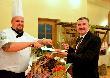 �wiat jest ma�y! Kto by pomy�la�, �e forumowego Kidzia poznam w takich okoliczno�ciach. Dzi�ki za dobrze zrobionego i profesjonalnie podanego dziczka - go�ciom weselnym smakowa� wybornie. A i mi dosta� si� smakowity kawa�ek pieczystego :-) Dzieki Kidziu! Pozdrawiam serdecznie! Darz B�r!